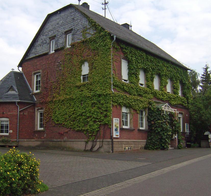 Romantikzimmer Im Antiquariat Sonnschied Exterior foto